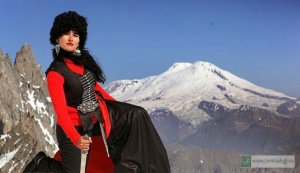 КАРИНА МЕЗОВА ЗАЖЖЕТ НА ЭЛЬБРУСЕ ОГОНЬ ОЛИМПИАДЫ