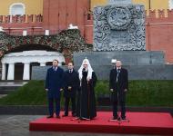 Святейший Патриарх Кирилл освятил отреставрированный обелиск в честь Дома Романовых у стен Московского Кремля