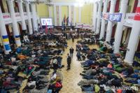 Участники акций за евроинтеграцию в здании городской администрации Киева