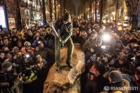 В Киеве разбивают памятник Ленину, сброшенный с пьедестала на Бессарабской площади