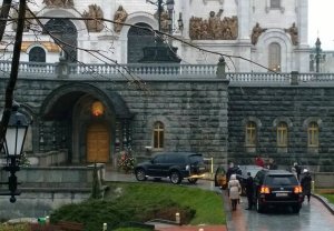 [«И сказал господь: „Эй, ключари, Отворите ворота в сад!“»] Очередь из желающих поклониться Дарам волхвов в храме Христа Спасителя достигла Третьего транспортного кольца
