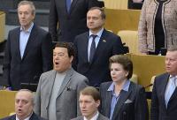 Депутаты дружно спели гимн России на открытии сессии Госдумы