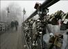 Протестующие в Киеве сожгли Мост влюбленных