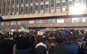 В Запоророжье несколько тысяч человек штурмуют здание администрации