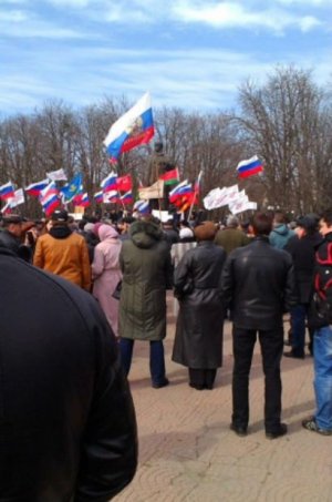 В Луганске захватили областную администрацию, водрузили русский флаг, требуют референдум 16 марта