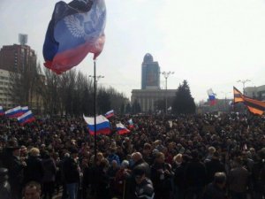 «Ахметов — враг народа», — в Донецке прошел многотысячный пророссийский митинг