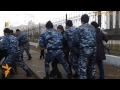 Детей в автозаки.