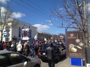 Дончане перекрыли центральную улицу Донецка и пикетируют горсовет