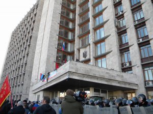 Дончане баррикадируются в Донецкой ОГА, выставили ультиматум облсовету.