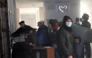 Из захваченного здания милиции в Славянске начали выпускать правоохранителей