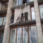 С Донецкой администрации сняли герб Украины