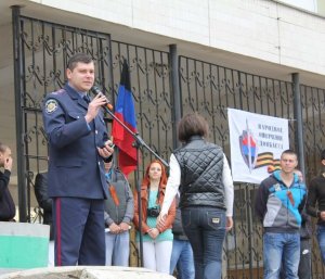 Над Старобешево подняли флаги Донецкой народной республики и объявили награду за Коломойского: олигарха оценили в две бутылки Кока-Колы