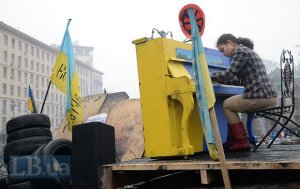 Немецкий пианист Давид Мартелло приехал выступить перед зданием Донецкой ОГА