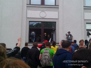 Луганчане захватили ОГА по истечении срока ультиматума, предъявленного хунте