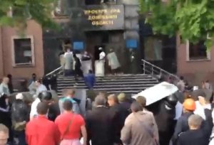 Милиция применила слезоточивый газ против дончан, штурмующих здание областной прокуратуры.