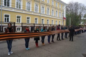 В Смоленске развернули 391-метровую Георгиевскую ленту