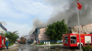 Китайских рабочих после погромов эвакуируют из Вьетнама