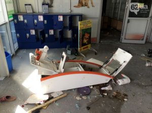 В Донецке продолжается разграбление гипермаркета «Метро», некоторые мародеры не способны выбраться из здания из-за алкогольного опьянения.