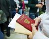 Полицейские сдали загранпаспорта в сейфы кадровиков