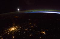 NASA опубликовало снимок ночной Москвы, северного сияния и свечения атмосферы Земли