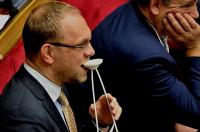 Адвокат Тимошенко начал жевать флаг ЕС в зале Верховной Рады