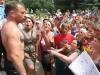 На Украине разъярённые жители избили депутата-националиста на пороге военкомата: «Иди воюй, тварь!»