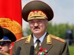 Почему Лукашенко помогает украинской хунте?