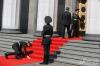 Сын Порошенко упал в обморок во время «молебна за Украину».