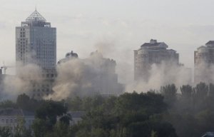 Украинские войска продолжают массированные обстрелы жилых кварталов к северу от Донецка