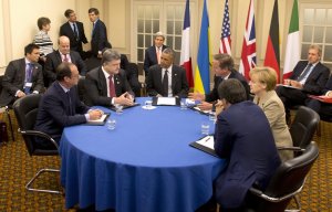 Порошенко: НАТО обещает Украине помощь в виде нелетальных и летальных военных поставок