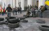 В Киеве националисты грозят устроить «народную люстрацию»(Около 500 активистов «Правого сектора» принесли покрышки к зданию Верховной рады)