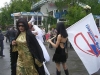 Трансвеститы в свадебных платьях пытались прервать митинг оппозиции в Екатеринбурге