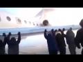 Пассажиры толкают самолет ТУ-134
