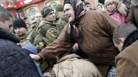Reuters (подпись под фотографией): «Некоторые жители Донецка подвергали пленных оскорблениям»