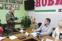 ФОТО ДНЯ: Лидер херсонской «Самообороны» получил повестку на собственной пресс-конференции.
