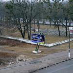 В Житомире возле военного кладбища появился борд с призывом к мо[г|б]илизации.