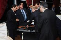 Путин подарил президенту Египта автомат Калашникова