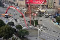 Рабочие заливают цементом провал грунта, который образовался из-за строительства метро