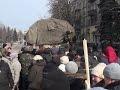 [Наши в городе] Ополченцы накормили «подземных» жителей разбомбленного Дебальцево