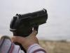 В США ребенок случайно застрелился из пистолета своей мамы
