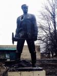 Выстоял, с простреленной грудью: памятник шахтеру в Дебальцево…