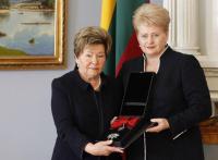 Наина Ельцина получает Большой крест ордена Креста Витиса, которую президент Литвы вручает посмертно Борису Ельцину…