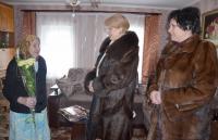 Всё что вы хотели знать об украинских социальных службах в одном фото (Работники социальных служб Украины навещают пенсионерку в Сумской области)