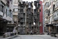 Баррикада из обломков автобусов, защищающая местных жителей от снайперского огня