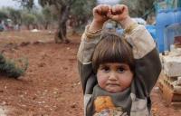 4-летняя девочка «сдалась» корреспонденту, приняв камеру за оружие