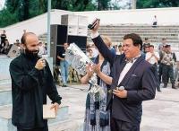 Шамиль Басаев вручает именной Токарев Иосифу Кобзону «За поддержку ЧРИ», Грозный лето 1997