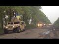 Украинские войска перебрасывают американские бронеавтомобили Humvee к Луганску, об этом свидетельствуют видеоматериалы, которые выкладывают местные жители.