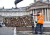 С парижского моста Искусств начали снимать 45 тонн «замков любви»