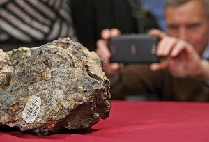 Челябинцы зацеловали метеорит