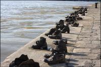 Грустный памятник. обувь на набережной Будапешта